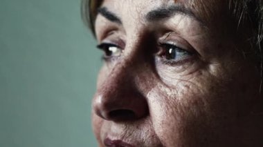 Düşünceli son sınıf öğrencisi kadın, derin düşüncelere dalarak gözlerini kapat. Üzgün suratlı olgun bir kadın.