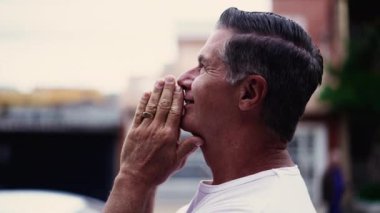 Son sınıf öğrencisi sokakta namaz kılıyor Hope ve Faith 'le Skyward' a gülümsüyor. Müteşekkir hisseden kişi