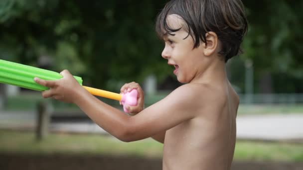 ウォーターガンブラスタースイミングプール屋外ビーチプレイゲームで遊ぶ楽しい子供 泡水ブラスターで子供の水しぶき — ストック動画