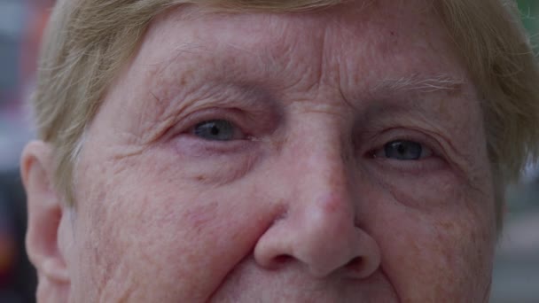Yaşlarda Kameraya Bakan Yaşlı Bir Kadının Makro Yakın Çekimi Yaşı — Stok video