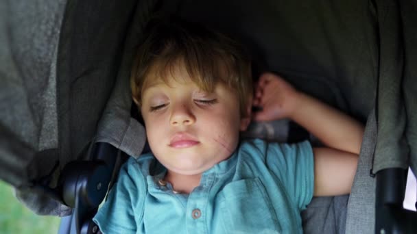 Αξιολάτρευτο Δίχρονο Παιδί Που Κοιμάται Μέσα Καροτσάκι Ένα Μικρό Παιδί — Αρχείο Βίντεο