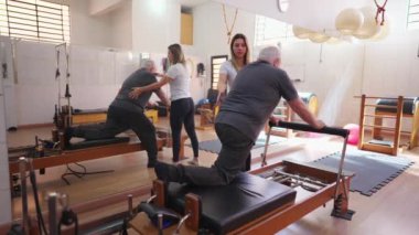 Pilates Eğitmeni Yaşlılara Rehber, Egzersiz Makinesiyle Fizyoterapi