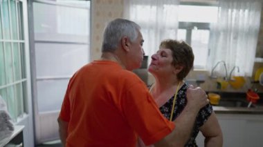 Son sınıf çifti, Sabah Öpücüğü Mutfakta, Yaşlı Eşler Arasında Yumuşak Bir Anda