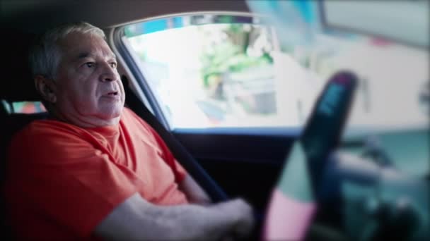 Hombre Mayor Poniéndose Cinturón Seguridad Mientras Conduce Dispositivo Seguridad Fijación — Vídeos de Stock