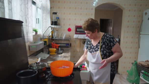 Ældre Kvinde Madlavning Derhjemme Tilberedning Mad Traditionel Bedstemor Laver Mad – Stock-video