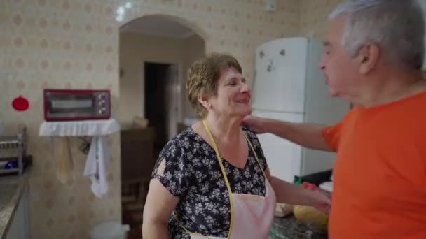 Пожилая Пара Целуется Кухне Жена Целует Мужа Прощание Начать День — стоковое видео