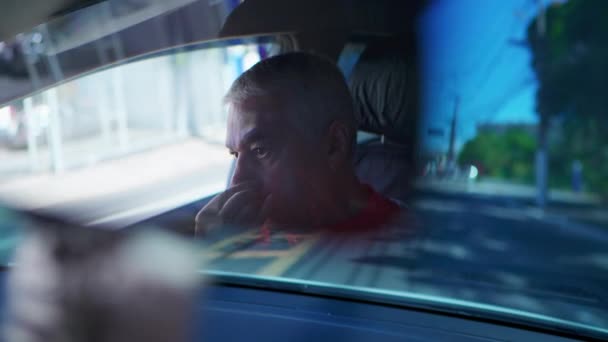 Yaşlı Adam Dikiz Aynasından Görülen Arabayı Sürerken Yüzüne Burnuna Dokunuyor — Stok video