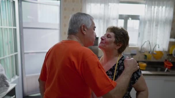 Pareja Mayor Compartiendo Mañana Beso Despedida Cocina Momento Tierno Entre — Vídeos de Stock