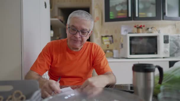 Feliz Hombre Mayor Mirando Cámara Sonriendo Cocina Domestico Estilo Vida — Vídeos de Stock