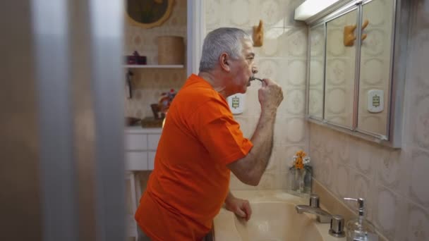 バスルームで鏡の前で髭を剃る先輩候補 実生活高齢者の家庭生活朝の儀式 — ストック動画