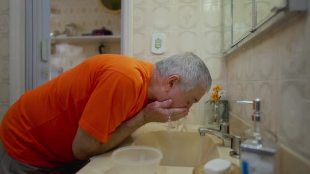 Senior Muž Mytí Obličeje Koupelně Domácí Životní Styl Ranní Rutiny — Stock video
