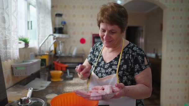 Feliz Anciana Cocinando Casa Parada Cocina Alegre Señora Mayor Preparando — Vídeos de Stock