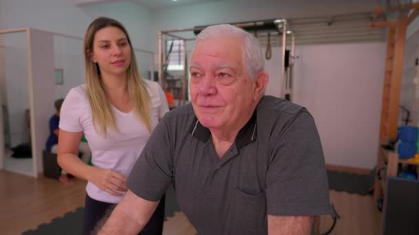 Kıdemli Adam Rehberli Antrenman Pilates Stüdyosu Kadın Koçuyla — Stok video