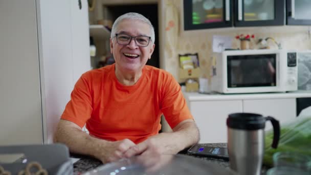 Gioioso Uomo Anziano Primo Piano Faccia Seduta Cucina Sorridente 70S — Video Stock