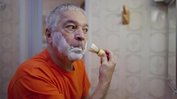 Homem Idoso Aplicando Espuma Barbear Manhã Barba Grooming Rotina Espelho — Vídeo de Stock