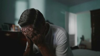 Çaresiz yaşlı adam umutsuzluk ve yalnızlık yüzünden yüzünü kapatıyor. Yaşlı, orta yaşlı, utançla kaplı, kaygı ve akıl hastalıklarıyla boğuşan biri.