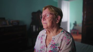 Düşünceli yaşlı kadın yatak odasında yatağının başında oturuyor, Yaşlılıkta Hayatın Anılarını Düşünüyor Ev Yaşlılığında Yaşam Tarzı