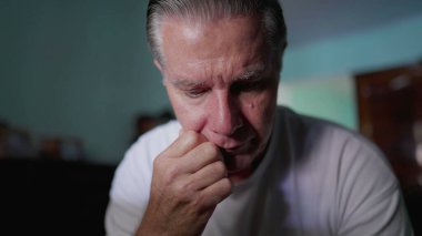 Yüzü Utançla Kaplanan Orta Yaşlı Adam 'ın İfadesi, Umutsuzluk ve Yalnızlıkla Mücadele ve Endişe