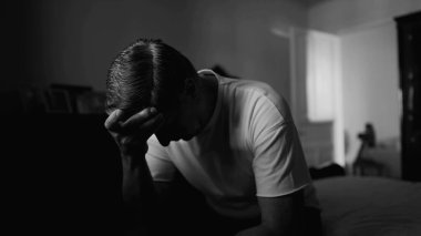 Tek Renkli Ortaçağ 'ın Utanç Yüzü Örten Yüzü, Siyah ve Beyaz Sahnede Umutsuzluk ve Yalnızlık Gösterisi