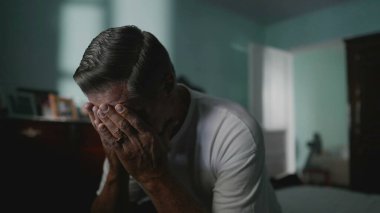 Çaresiz yaşlı adam umutsuzluk ve yalnızlık yüzünden yüzünü kapatıyor. Yaşlı, orta yaşlı, utançla kaplı, kaygı ve akıl hastalıklarıyla boğuşan biri.