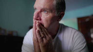 Yüzü Utançla Kaplanan Orta Yaşlı Adam 'ın İfadesi, Umutsuzluk ve Yalnızlıkla Mücadele ve Endişe