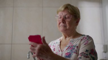 Mutfakta Cep Telefonu Kullanan Yaşlı Kadın, Yaşlıların Kullanım Teknolojisinin Ev Yaşı Sahnesi