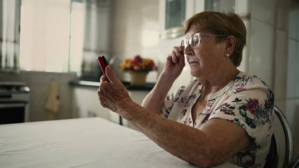 Пожилая Белая Женщина Занимающаяся Бытовым Стилем Жизни Просматривающая Социальные Сети — стоковое фото