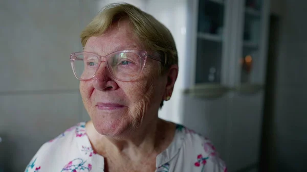 Nadějná Starší Žena Stojí Doma Okna Usmívá Detailní Záběr Starší — Stock fotografie