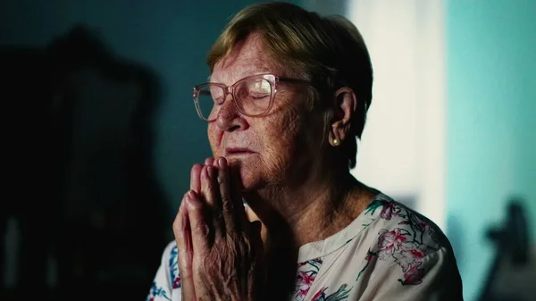 Верная Старшая Женщина Молится Дома Закрытыми Глазами Надежная Духовная Тема — стоковое фото