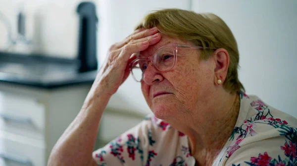 Endişeli, son sınıf öğrencisi bir kadın endişe duyarsa sorunlar hakkında düşünür. 80 'li yaşlarda kendini yalnız ve yalnız hisseder.