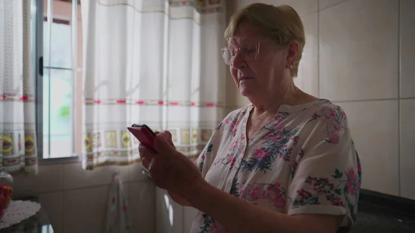 Ouderdom Huishoudelijke Lyfestyle Van Oudere Vrouw Met Smartphone Apparaat Keuken — Stockfoto