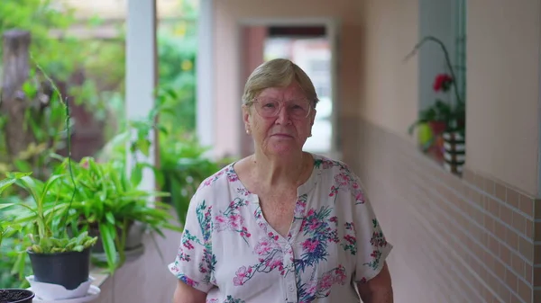 Äldre Kvinna Står Hemma Casua South American Residence Bakgård Senior — Stockfoto