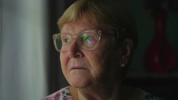 Pensiunan Wanita Tua Melihat Keluar Jendela Dalam Refleksi Mental Yang — Stok Foto