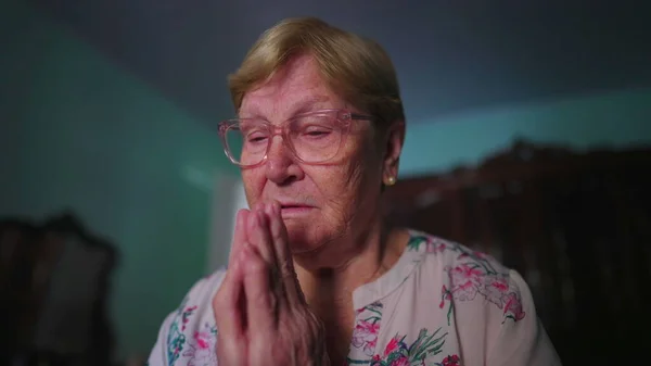 Wanita Tua Yang Beriman Berdoa Kepada Allah Rumah Close Face — Stok Foto