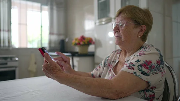 Старшая Леди Просматривающая Социальные Сети Помощью Телефона Домашней Кухне Домашний — стоковое фото