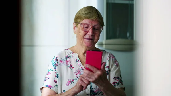 Perempuan Senior Meramban Internet Online Dengan Cellphone Menampilkan Kebahagiaan — Stok Foto