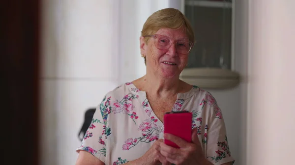 Счастливая Пожилая Женщина Устройством Смартфона Смотрящая Улыбающуюся Камеру Семейный Образ — стоковое фото