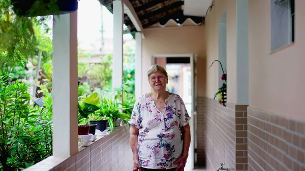 Uma Mulher Caucasiana Casual Sênior Seus Anos Quintal Casa — Fotografia de Stock