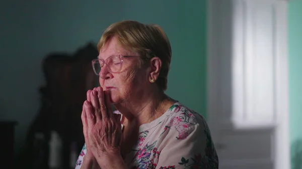 Hopeful Spiritual Theme Faithful Senior Woman Praying Home Closed Eyes — Stock Photo, Image