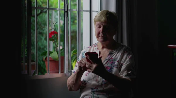 Donna Anziana Candida Utilizzando Dispositivo Smartphone Dalla Finestra Casa Illuminazione — Foto Stock