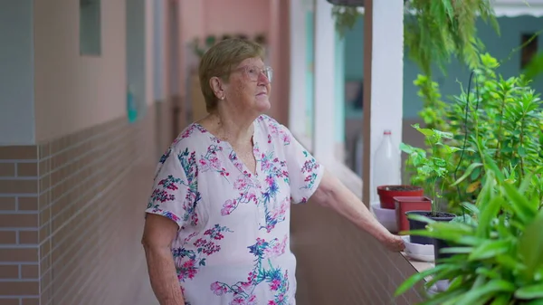 Mujer Anciana Pensativa Mirando Patio Trasero Casa Exterior Jubilado Pensativo —  Fotos de Stock
