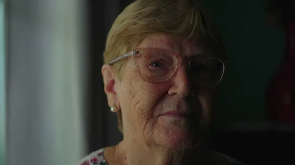 Wanita Senior Yang Lebih Tua Melihat Kamera Dengan Ekspresi Yang — Stok Foto