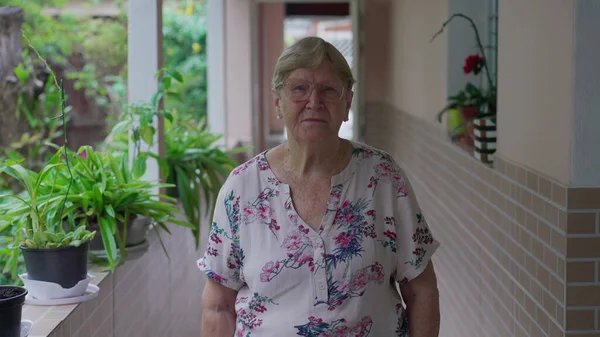 Porträt Einer Seniorin Die Hause Vor Der Kamera Steht Häuslicher — Stockfoto
