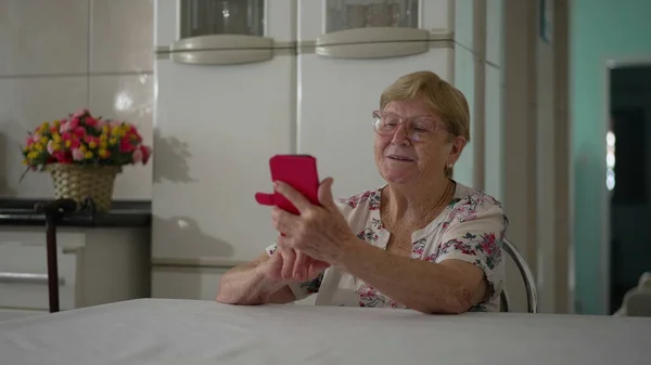 Senior Mulher Usando Celular Casa Senhora Mais Velha Digitando Mensagem — Fotografia de Stock