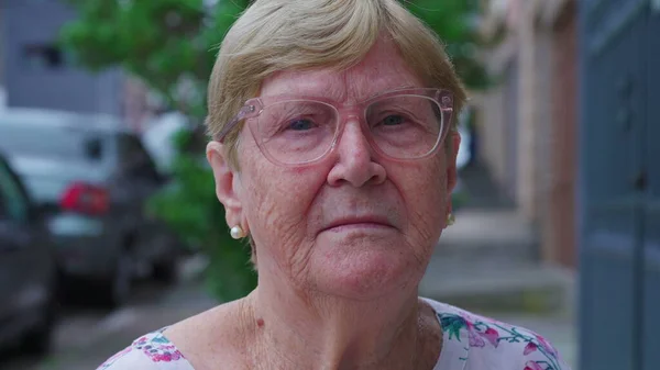 Yaşlı Kadın Yüzünde Dalgın Fade Beyaz Yaşlıların Sokak Portresi — Stok fotoğraf