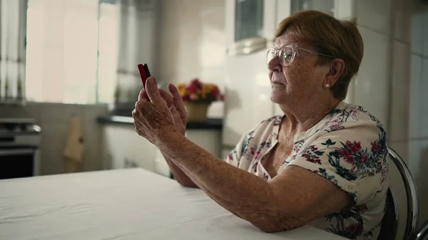 Пожилая Белая Женщина Занимающаяся Бытовым Стилем Жизни Просматривающая Социальные Сети — стоковое фото
