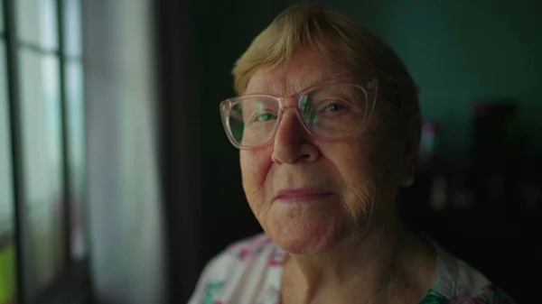 Primer Plano Cara Anciana Mujer Mayor Mirando Cámara Sonriendo Una — Foto de Stock