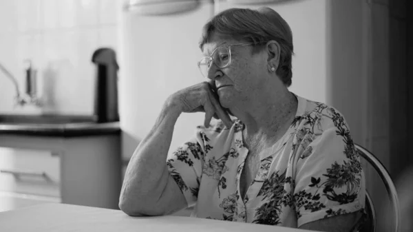Депрессивная Пожилая Женщина Возрасте Лет Выражая Одиночество Одиночество Сидя Кухне — стоковое фото