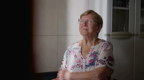Mujer Anciana Reflexiva Pie Junto Ventana Cocina Pensativo Senior Contemplando — Foto de Stock