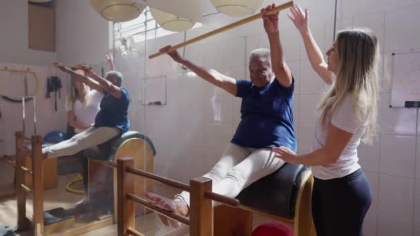Eine Schwarze Seniorin Die Unter Anleitung Einer Pilates Trainerin Rehabilitationsübungen — Stockvideo